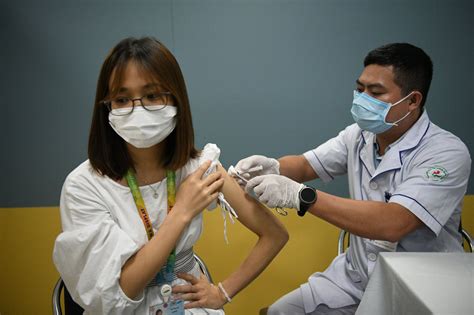 bị sốt sau khi tiêm vaccine covid